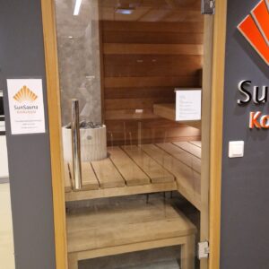 Myymälässä esillä ollut lasiovi