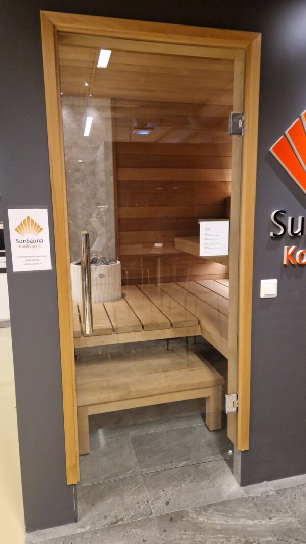 Myymälässä esillä ollut lasiovi
