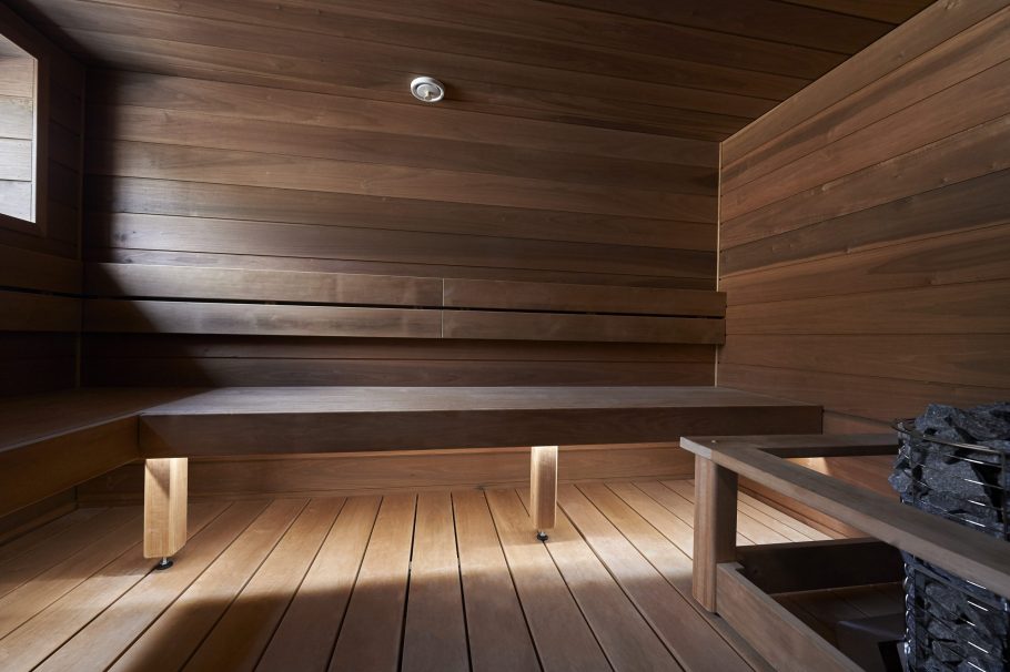 Paneelit lämpömagnoliaa 15x145 STS ja lauteet Relax XL, lämpöleppää. Valaistus Cariitti Linear.